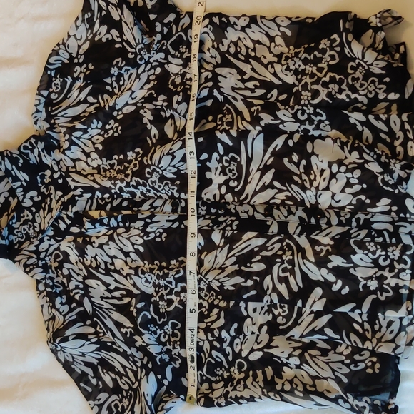 Croft & Barrow Women's two piece tank and Blouse - Picture 7 of 9